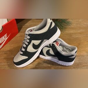 Nike Dunk - Big Kids size 4